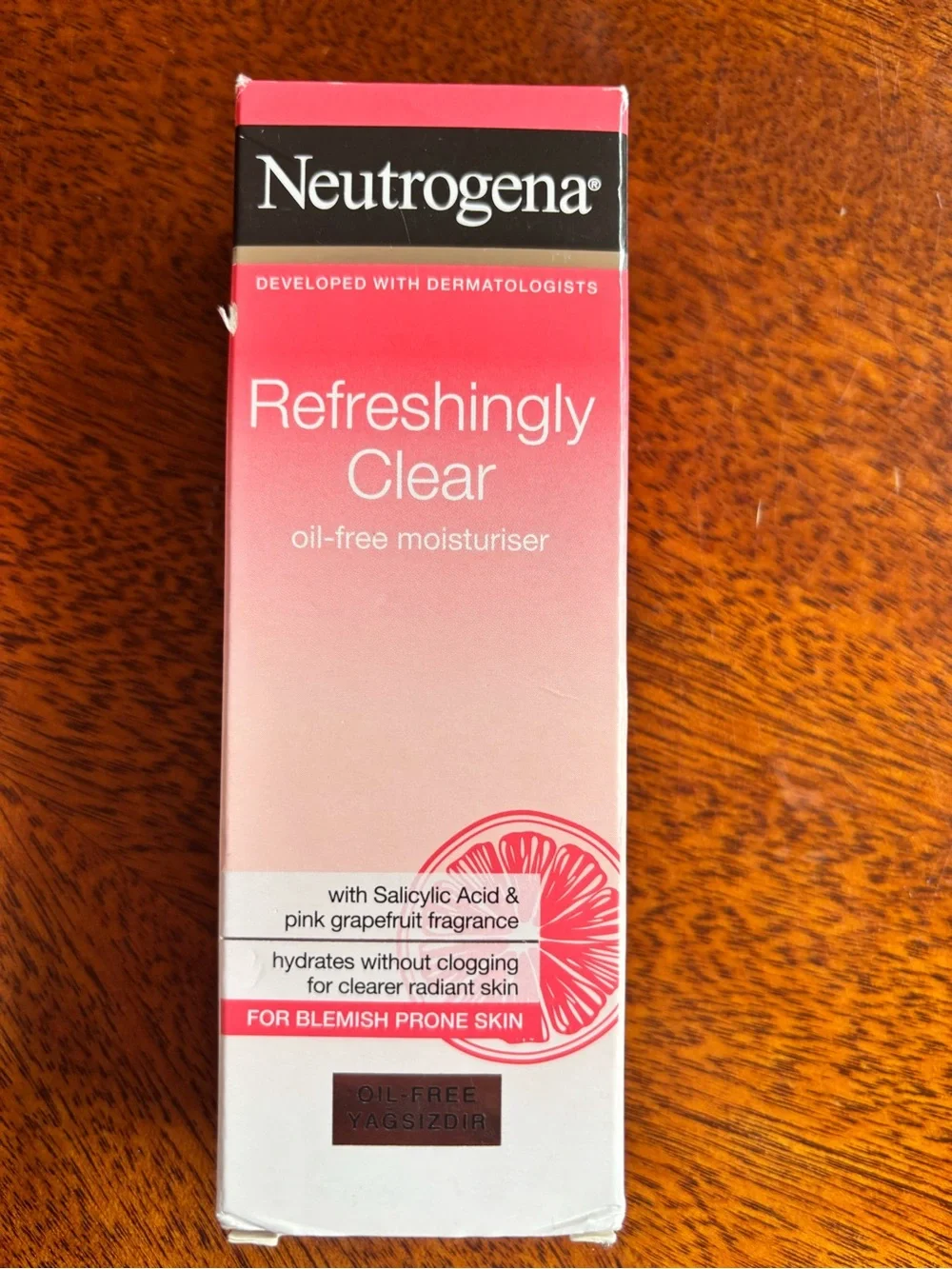 2 Neutrogena Refreshingly Clear Oil-Free Moisturiser